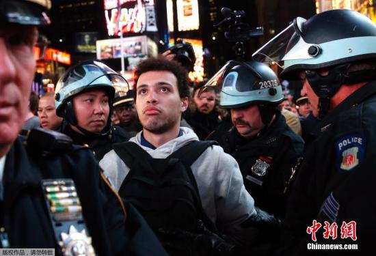     当地时间2014年11月26日，美国纽约，数百抗议者聚集在纽约时代广场游行，抗议美国枪杀黑人青年的警察未遭起诉。  