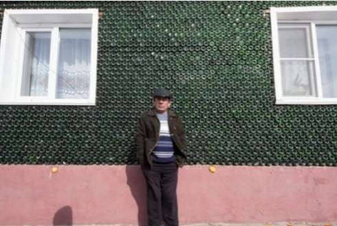 俄罗斯男子用12000个空瓶子造房子