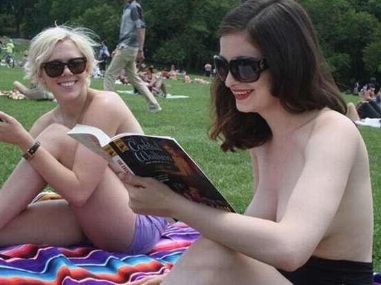 美国女孩掀“裸读风”，让性感有了知性的味道