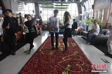 四川小伙用99999只红辣椒地毯求婚 网友：这创意太辣了(图)