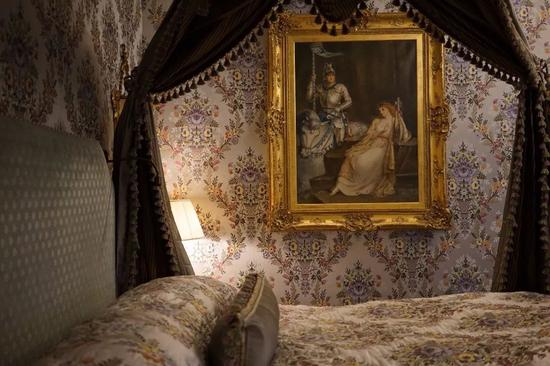 睡在一个像《唐顿庄园》般的城堡是什么感受？