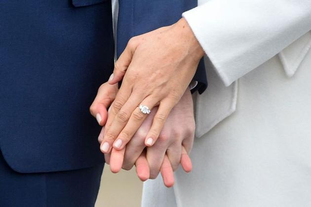 戴妃的订婚戒指给了威廉 那哈里结婚用啥？