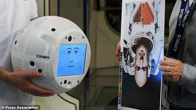 机器人Cimon今年将随宇航员登上国际空间站