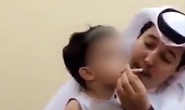 沙特男子迫使3岁幼童吸烟遭警方逮捕