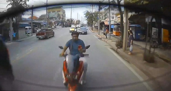 泰国男子骑摩托玩手机追尾汽车 脸撞车玻璃
