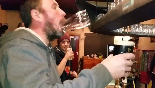 爱尔兰男子酒吧秀绝技：喝酒手不碰杯