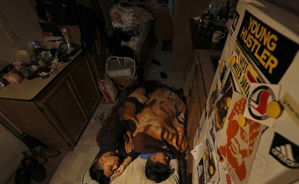 美名校学子面临巨大住房压力 被迫蜗居房车