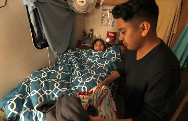 美名校学子面临巨大住房压力 被迫蜗居房车