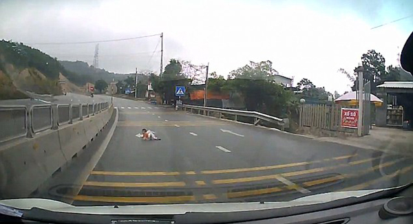 惊险！越南一婴儿爬上高速公路险酿车祸