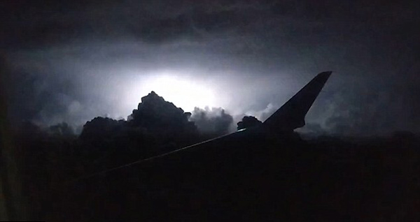 惊险！美国一航班夜行中遇雷电乱流乘客受惊