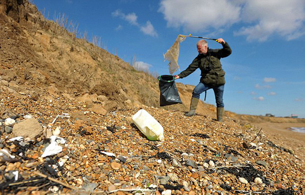 英男子身体力行倡导环保 每周捡拾大量海滩垃圾