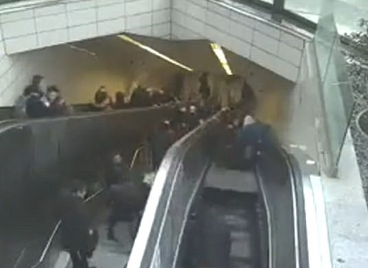 惊险！土耳其一男子被地铁站故障扶梯吞噬险丧命