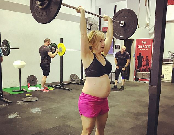 澳大利亚孕妇不走寻常路 孕期坚持举重锻炼