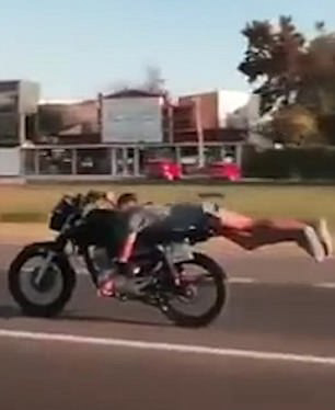 开挂！阿根廷男子平趴摩托车高速飙车