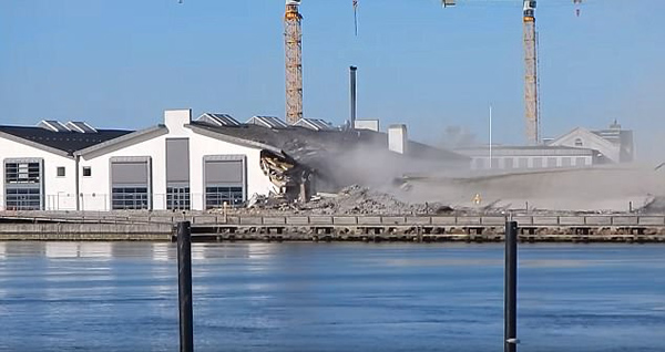 爆破出意外！丹麦废弃建筑爆破失误砸向房屋