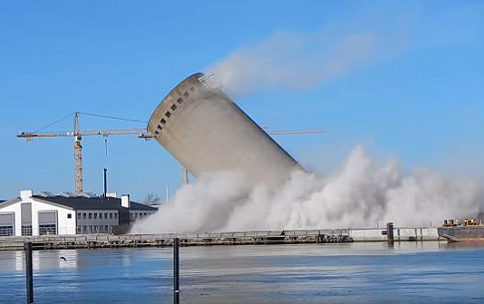 爆破出意外！丹麦废弃建筑爆破失误砸向房屋