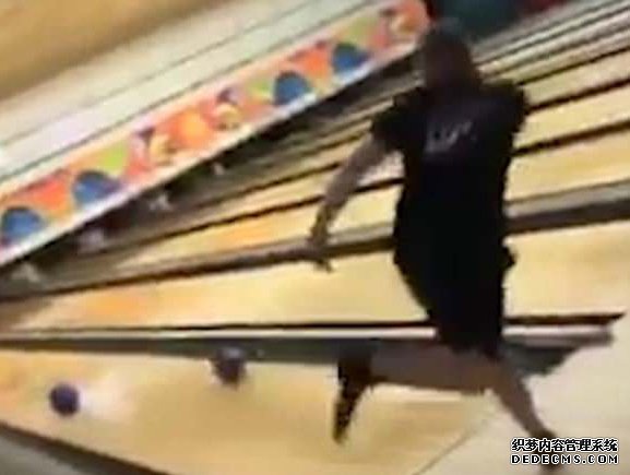 城会玩！美男子花式玩保龄球引网友围观