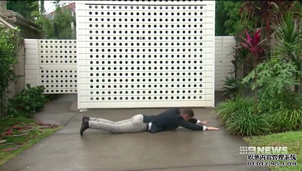 澳夫妇155万元抢购地皮建宽仅2.3米两层三室小楼