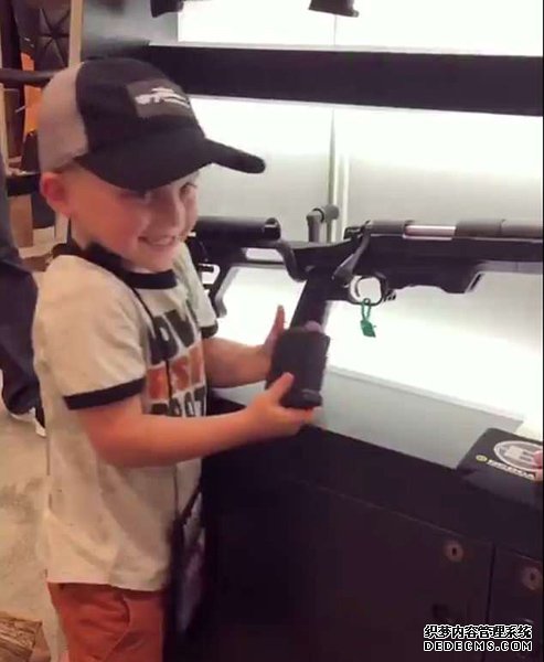 美女子鼓励4岁男孩操作步枪上膛射击引热议