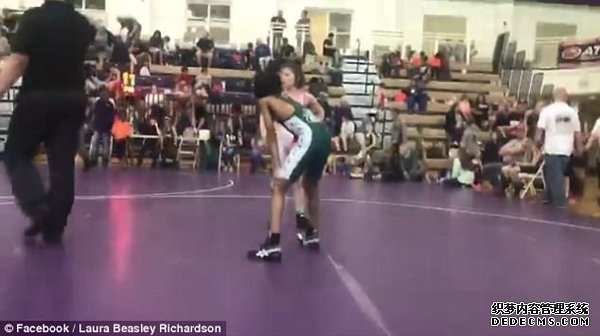 美国一警官观看高中摔跤比赛期间意外开枪引恐慌