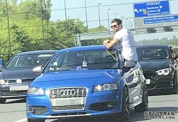 有那么热吗？英男子为乘凉坐车窗上半身探出车外