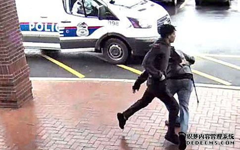 英雄！美老人“出脚”绊倒持枪逃犯助警方破案
