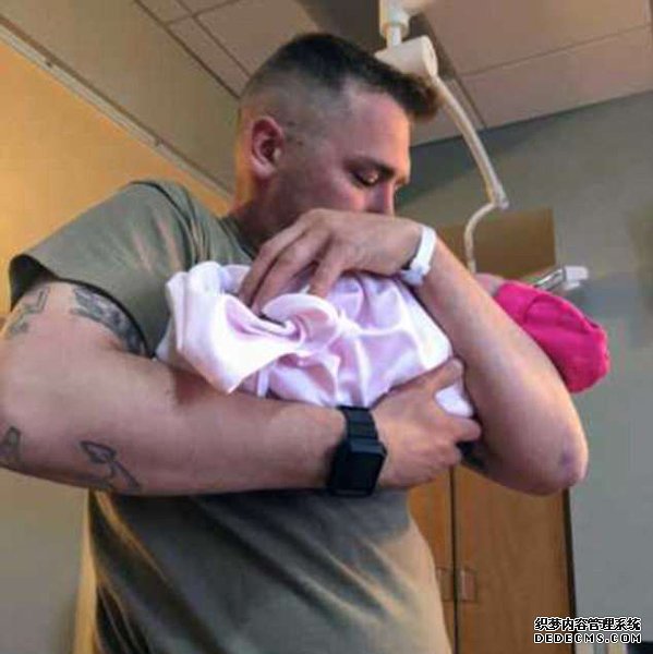 美国一士兵因飞机晚点在机场视频通话见证女儿出生