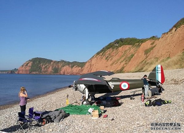 老式飞机出故障迫降英海滩 游客吓到腿软