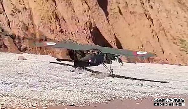 老式飞机出故障迫降英海滩 游客吓到腿软
