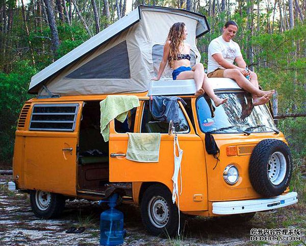 美夫妇放弃稳定工作开露营车体验6年飘零生活