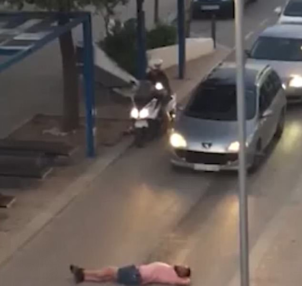 英醉汉横躺路中装睡阻碍交通 遭多名司机怒打