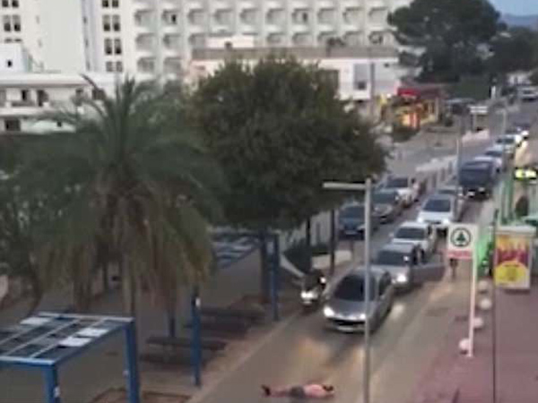 英醉汉横躺路中装睡阻碍交通 遭多名司机怒打