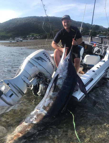 新西兰渔夫捕到近300斤旗鱼 因太大绑船后拖走