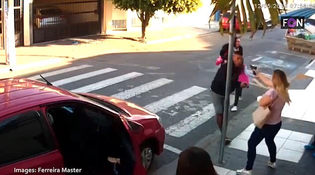 巴西女警送孩子上学遇持枪劫匪 果断拔枪击毙