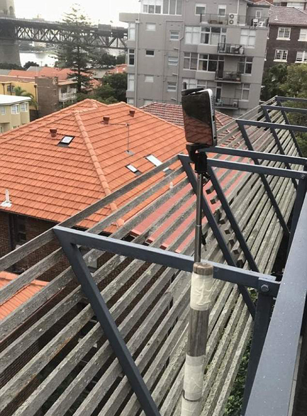 澳女子称健身时遭邻居用自拍杆偷拍 各执一词激烈争吵