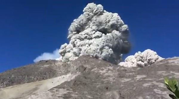 印尼登山露营者突遇火山喷发急忙撤离