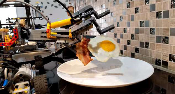 赞！网络博主发明乐高早餐机器人 会煎蛋煎培根
