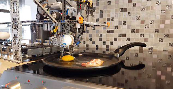 赞！网络博主发明乐高早餐机器人 会煎蛋煎培根