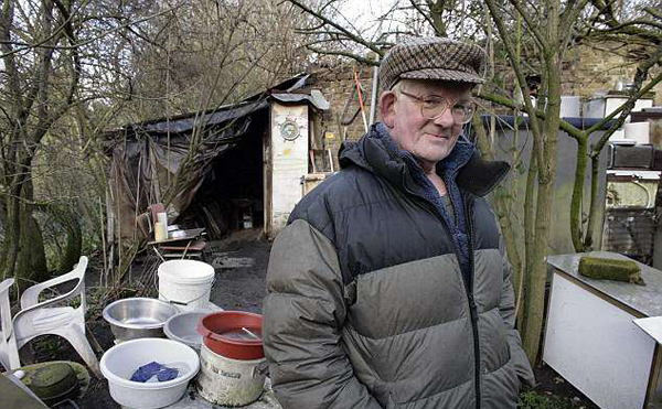 英国“最有钱流浪汉”去世 其居住小棚屋将被拍卖