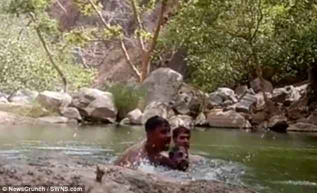 印度三男子不会游泳却跳入深水池全部溺水身亡