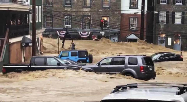 美马里兰州突发洪水 湍流不止冲毁汽车房屋