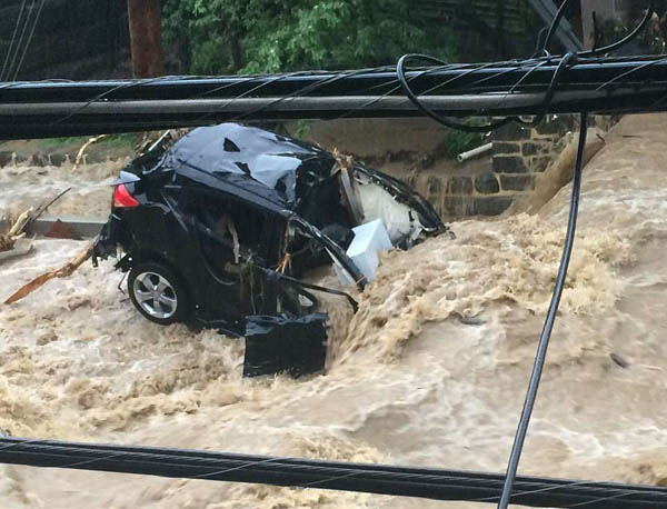 美马里兰州突发洪水 湍流不止冲毁汽车房屋