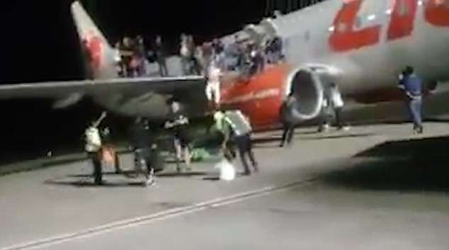 印尼一乘客谎称飞机上有炸弹 引发恐慌致10人受伤