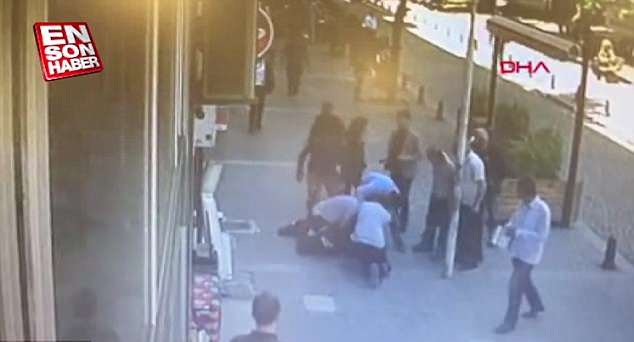 土耳其一男子街头殴打前妻遭路人飞身用头撞倒