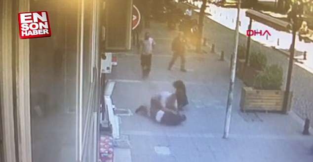 土耳其一男子街头殴打前妻遭路人飞身用头撞倒