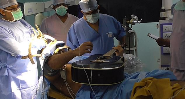 神奇！印度男子边弹吉他边手术 欲克服肌张力障碍