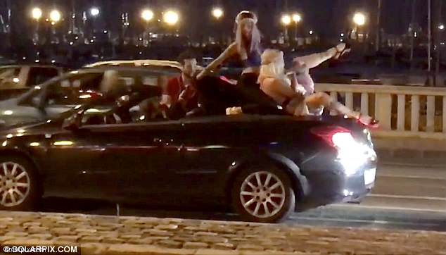 西班牙度假胜地街头一司机载两舞女招摇过市受重罚
