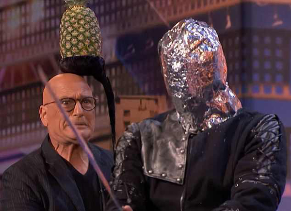 比利时男子美国达人秀上表演蒙眼劈人头顶水果特技
