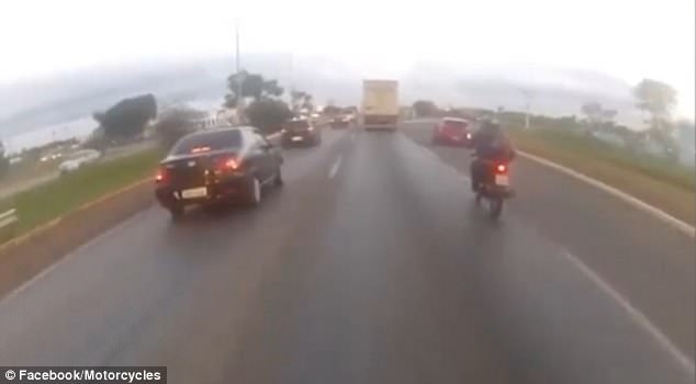 飞来横祸！巴西男子骑摩托时被失控轮胎砸中当场身亡