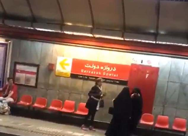 伊朗道德警察逼迫女子戴头巾视频引发热议